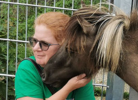 Teilnehmerin bei Tierkommunikation Seminar mit dunkelbraunem Pony