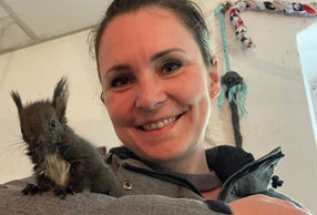 Teilnehmerin bei Tierkommunikation Seminar mit Eichhörnchen