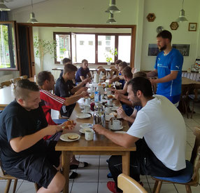 Frühstück nach der 1. Trainingseinheit