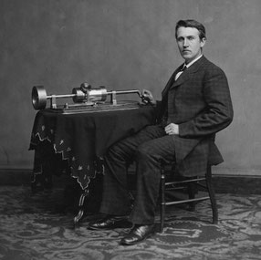 Thomas Alva Edison mit einer seiner Erfindungen
