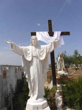 Jesusstatue mit Kreuz, im gesegneten Garten Mariens, Brindisi