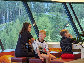 Übermüdete, aber glückliche Kinder beim McDonalds hinter Innsbruck