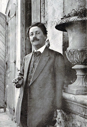 Déodat de Severac devant sa maison à Saint Félix Lauragais