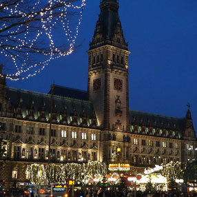Hamburger Weihnachtsmarkt auf dem Rathausmarkt in Hamburg, im Hintergrund ist das Rathaus zu sehen.