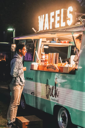 Louez un food truck, une idée originale de pimenter son retour de mariage - Crédit photo : Canva