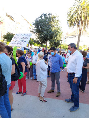Carlos Mundina juntos con los vecinos Orriols