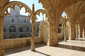 Bogengang mit filigraner Sandsteinarbeit im Jeronimo Kloster ©My own Travel Städtereise Lebendiges Lissabon