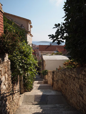 Enge Gasse mit Blick aufs Meer bei Yacht-Urlaub
