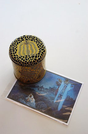 草間彌生展とミュシャ展のお土産をくれました♪