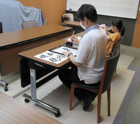 生徒の書道教室中の様子