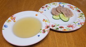 Kalbsfußbrühe (links) Kalbsfußsülze (rechts) in Scheiben