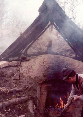 炭焼き窯に火をくべる（1971年撮影）