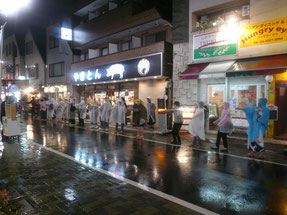 雨の中カッパを着て踊ります