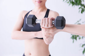 鍛えている筋肉の動きと、刺激を意識しましょう。ダイエット、女性、ダンベル、エクササイズ、運動、トレーニング、補助、屋内、COVID-19、室内。