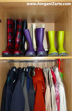 Botas de agua organizadas en armario de los abrigos - www.AorganiZarte.com