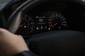 alt="Display im Auto zeigt eine aufleuchtende Motorkontrollleuchte an."