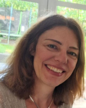 Foto von Sibylle Laabs : Sibylle lächelt mit nach links geneigtem Kopf in die Kamera