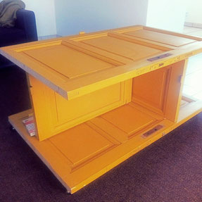 Créer une table basse à roulettes à partir d'une porte ancienne. creationsrecreatives.jimdo.com