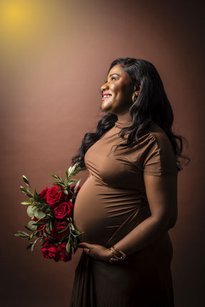 zwangerschapsshoot met bloemen