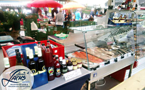 Marktverkauf von Frisch- und Räucherfischen am Domplatz in St. Pölten