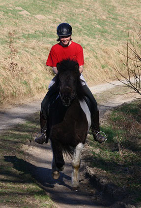 Trainer Johanna Tryggvason instructing Sigrid on Icelandic horse Helgi