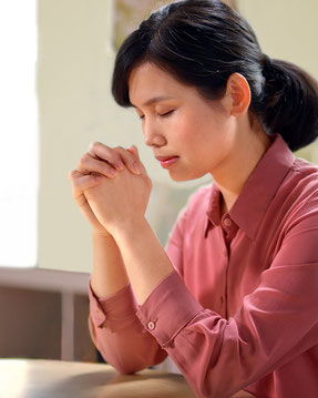 Cristão está orando ao Deus Todo-Poderoso