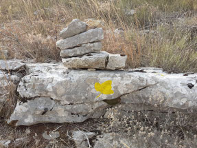 Exemple de cairn avec feuille ou rond jaune