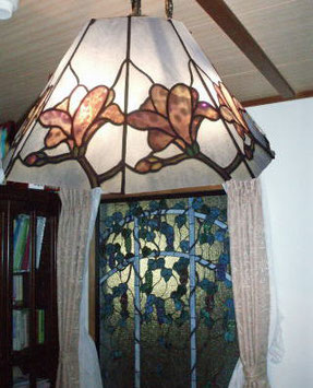 木蓮のランプと葡萄窓