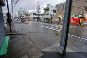 大木曽江通りに架かっていた橋の痕跡（奥は西枇杷島警察署）