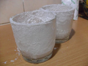 un vaso de agua con sal debajo de la cama