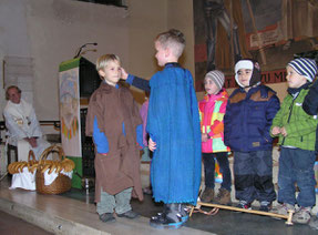 Die Kindergarten Kinder spielten die Geschichte vom heiligen Martin.