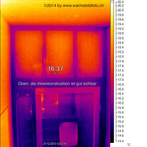 Wärmebildfoto einer Türkonstruktion, man sieht das Innenleben der Türe Thermografie