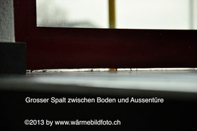 Durch diesen Spalt zieht unglaublich viel kalte Luft in den Raum wärmebild