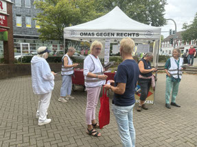 Foto: Omas gegen Rechts, Infostand im Vorfeld der Kommunalwahl, OMAS GEGEN RECHTS Bochum & West