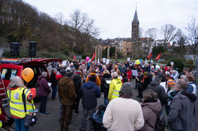 Foto: Ute Jäger, Protestspaziergang der OMAS GEGEN RECHTS Wuppertal: Jung & Alt - Gemeinsam gegen den Faschismus"