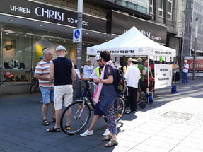Foto: Omas gegen Rechts, Infostand im Vorfeld der Kommunalwahl, OMAS GEGEN RECHTS Bochum & West