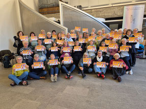 Foto: OMAS GEGEN RECHTS Bochum & West, Gruppenbild zur Unterstützung der Aktionen zum Internationalen Tag gegen Gewalt an Frauen