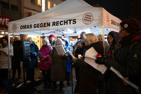 Foto: Ute Jäger, OMAS GEGEN RECHTS Bochum & West, Mahnwache, Internationaler Tag der Menschenrechte