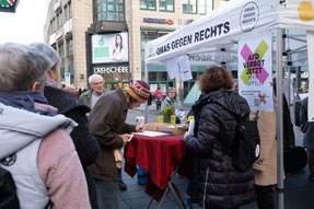 Foto: Ute Jäger, Infostand der OMAS GEGEN RECHTS Bochum & West; Unterschriftensammlung für die Petition an den NRW-Landtag zum AFD-Verbotsverfahren