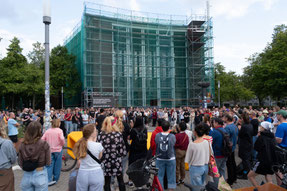 Vor dem Schauspielhaus Bochum: Mahnwache nach dem Anschlag auf den CSD in Berlin