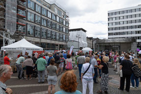 Foto: Ute Jäger, Kundgebung der OMAS GEGEN RECHTS Bochum & West auf dem Dr. Ruer-Platz