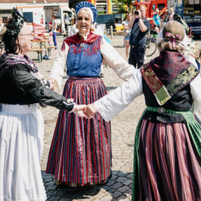 Frauen in traditioneller friesischer Tracht bei einer Veranstaltung in Nordfriesland