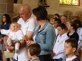 Enfin, après avoir entendu les jeunes réaffirmer la foi de leur baptême, c’est une future baptisée qui est présentée à l’assemblée. Pas avare de sourires, Flore nous fait la joie d’entrer ce mois-ci  dans notre communauté catholique.