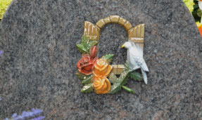 bronze-fenetre-oiseau-couleur-roses-pompes-funebres