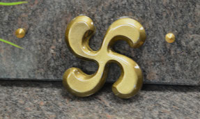 resine-croix-basque-decoration-plaque-funeraire-marbrerie-pierre-tavel-ivoire