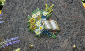 bronze-bouquet-fleurs-livre-couleur-marbrerie-orangeoise-orange-coudoulet