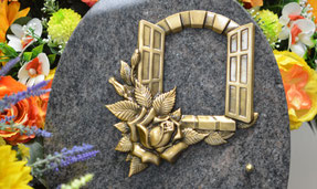 bronze-village-maison-fenetre-rose-plaque-funeraire-obseques