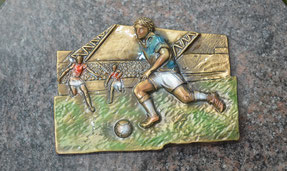 bronze-terrain-course-football-ballon-3d-footballeur-plaque-funeraire-pompes-funebres-orange-vacqueyras