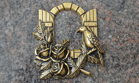 bronze-oiseau-rebord-fenetre-plaque-funeraire-pompes-funebres-orange-vacqueyras