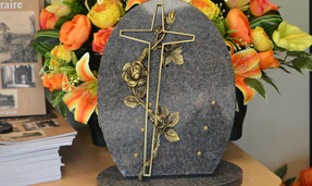 bronze-croix-rose-pompes-funebres-marbrerie-orange-avignon-cavaillon-carpentras-monteux